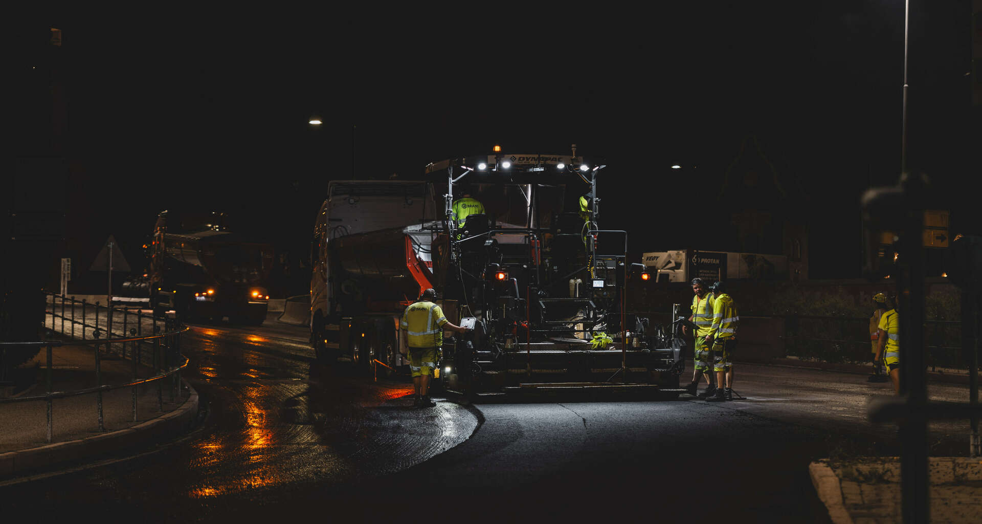 Legging av asfalt på nattestid. Foto
